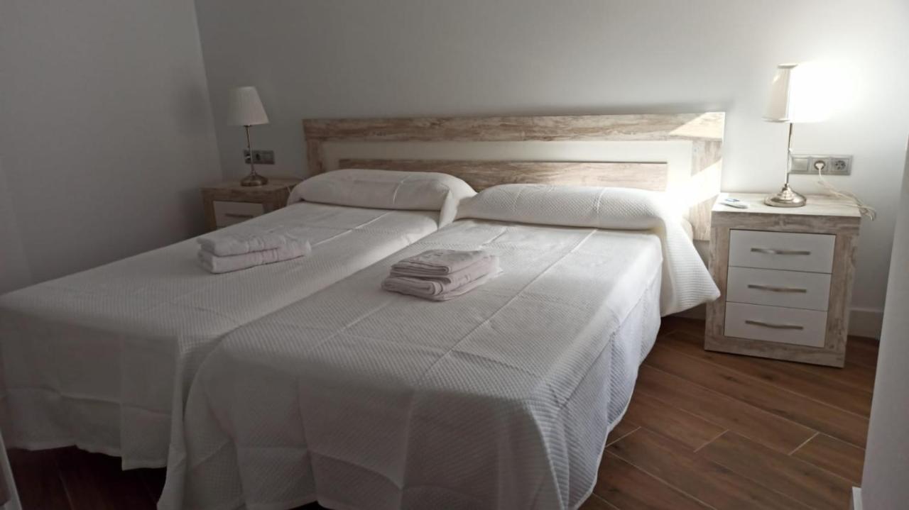 פואנגירולה Beautiful Apartment In Third Line Beach Boliches מראה חיצוני תמונה