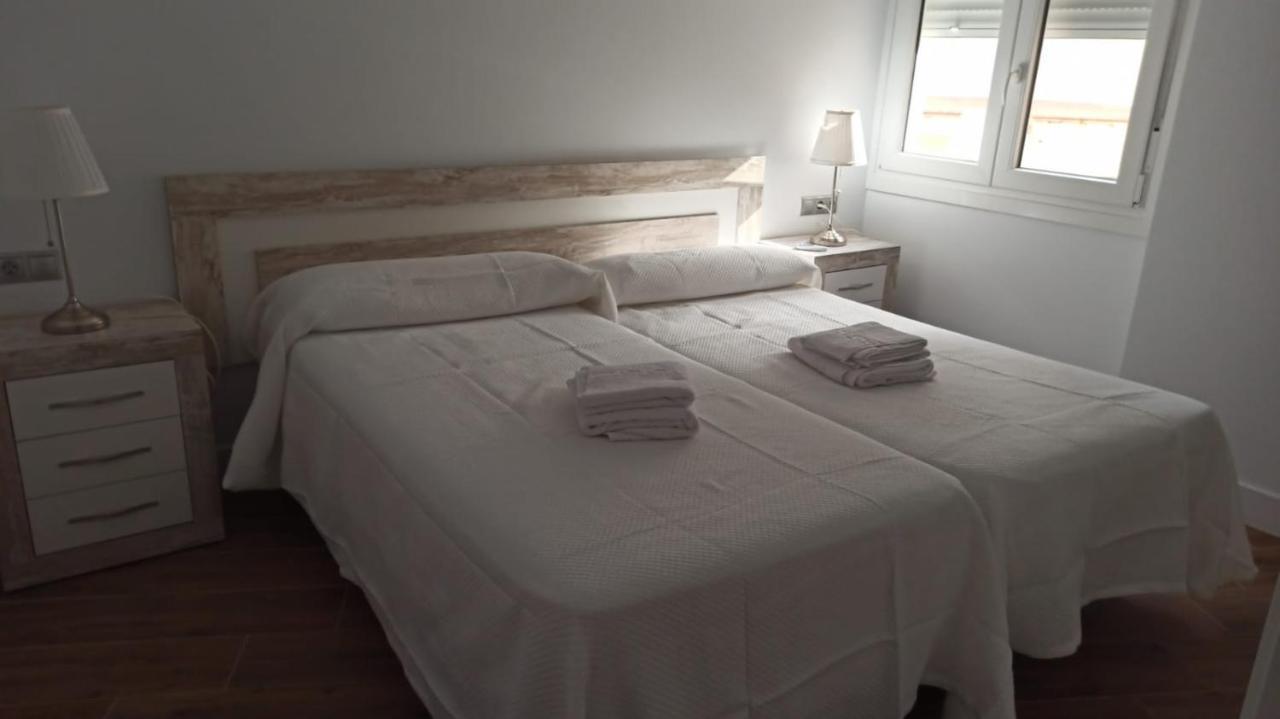 פואנגירולה Beautiful Apartment In Third Line Beach Boliches מראה חיצוני תמונה