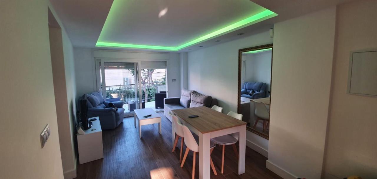 פואנגירולה Beautiful Apartment In Third Line Beach Boliches מראה חיצוני תמונה