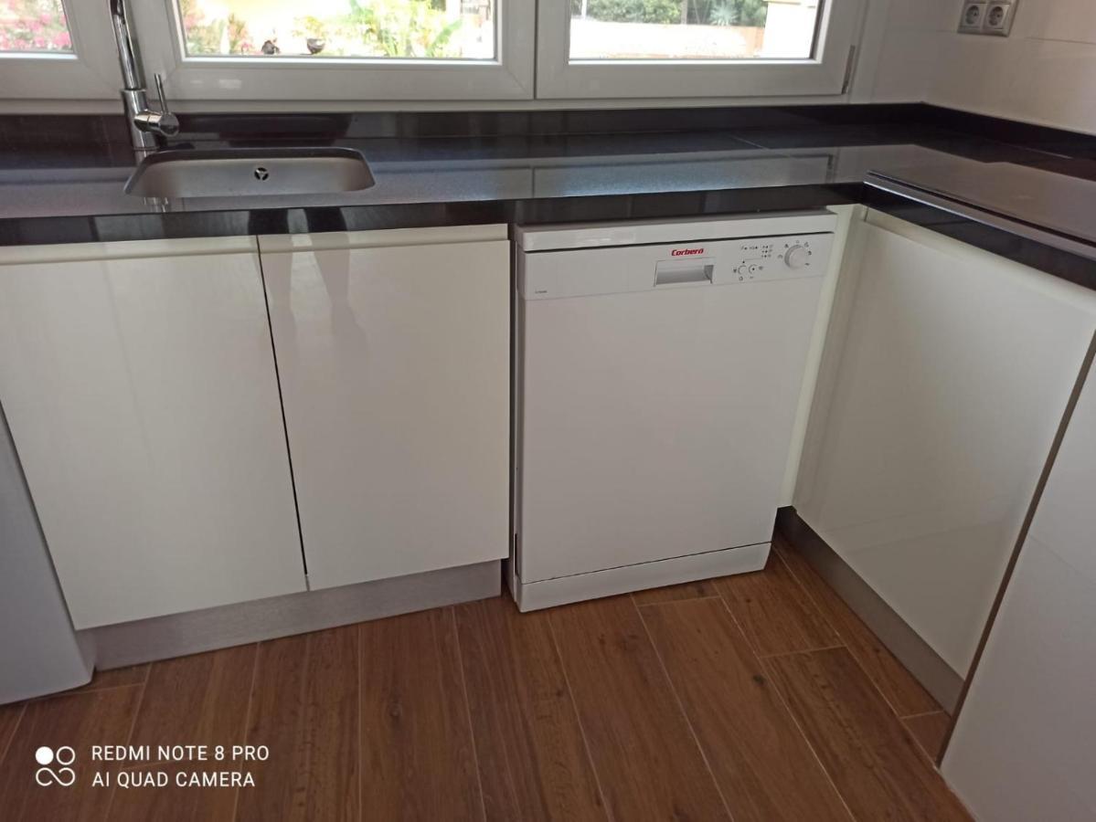 פואנגירולה Beautiful Apartment In Third Line Beach Boliches מראה חיצוני תמונה