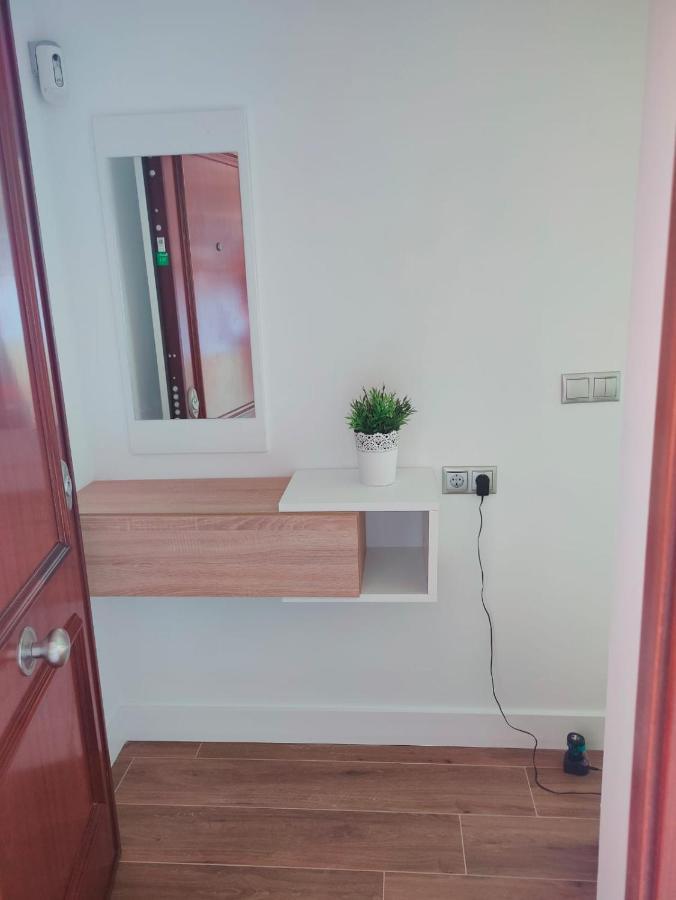 פואנגירולה Beautiful Apartment In Third Line Beach Boliches מראה חיצוני תמונה