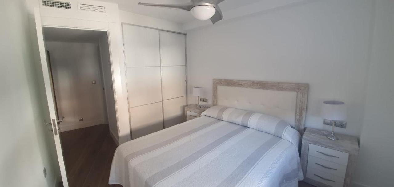 פואנגירולה Beautiful Apartment In Third Line Beach Boliches מראה חיצוני תמונה