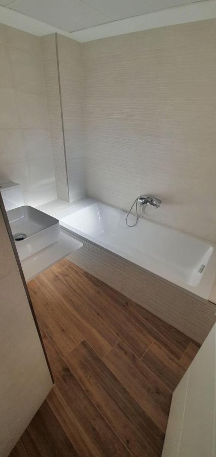 פואנגירולה Beautiful Apartment In Third Line Beach Boliches מראה חיצוני תמונה