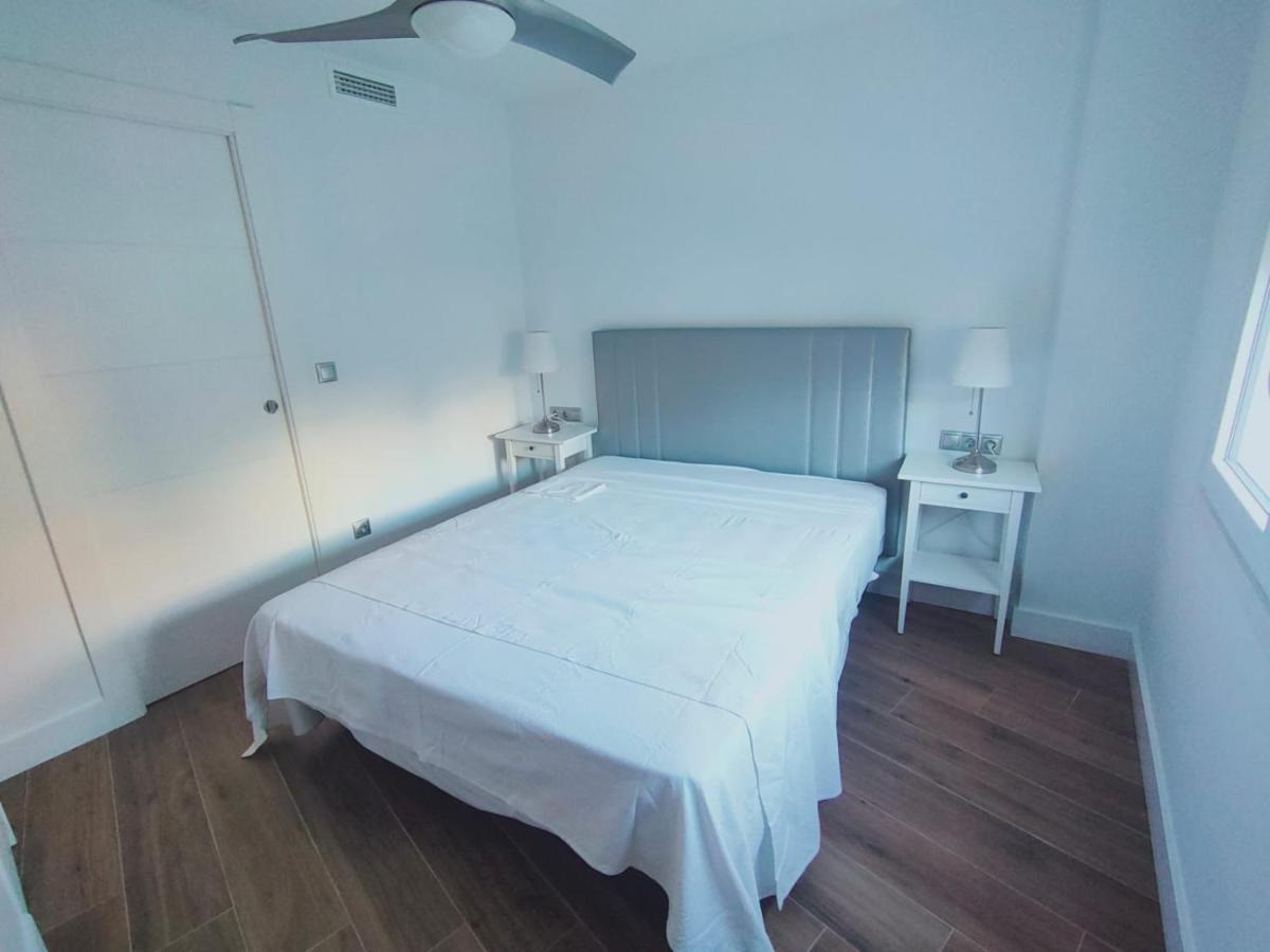 פואנגירולה Beautiful Apartment In Third Line Beach Boliches מראה חיצוני תמונה