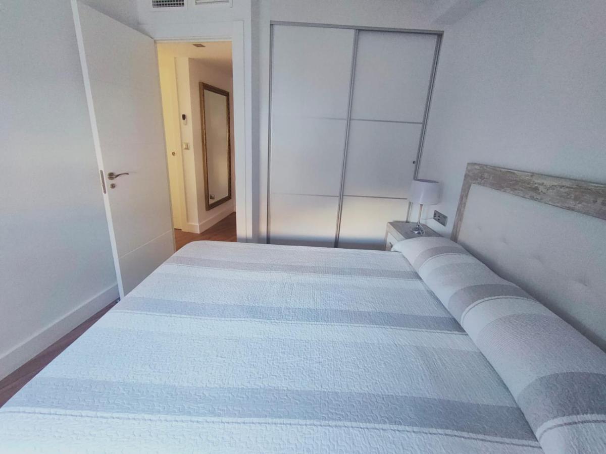 פואנגירולה Beautiful Apartment In Third Line Beach Boliches מראה חיצוני תמונה